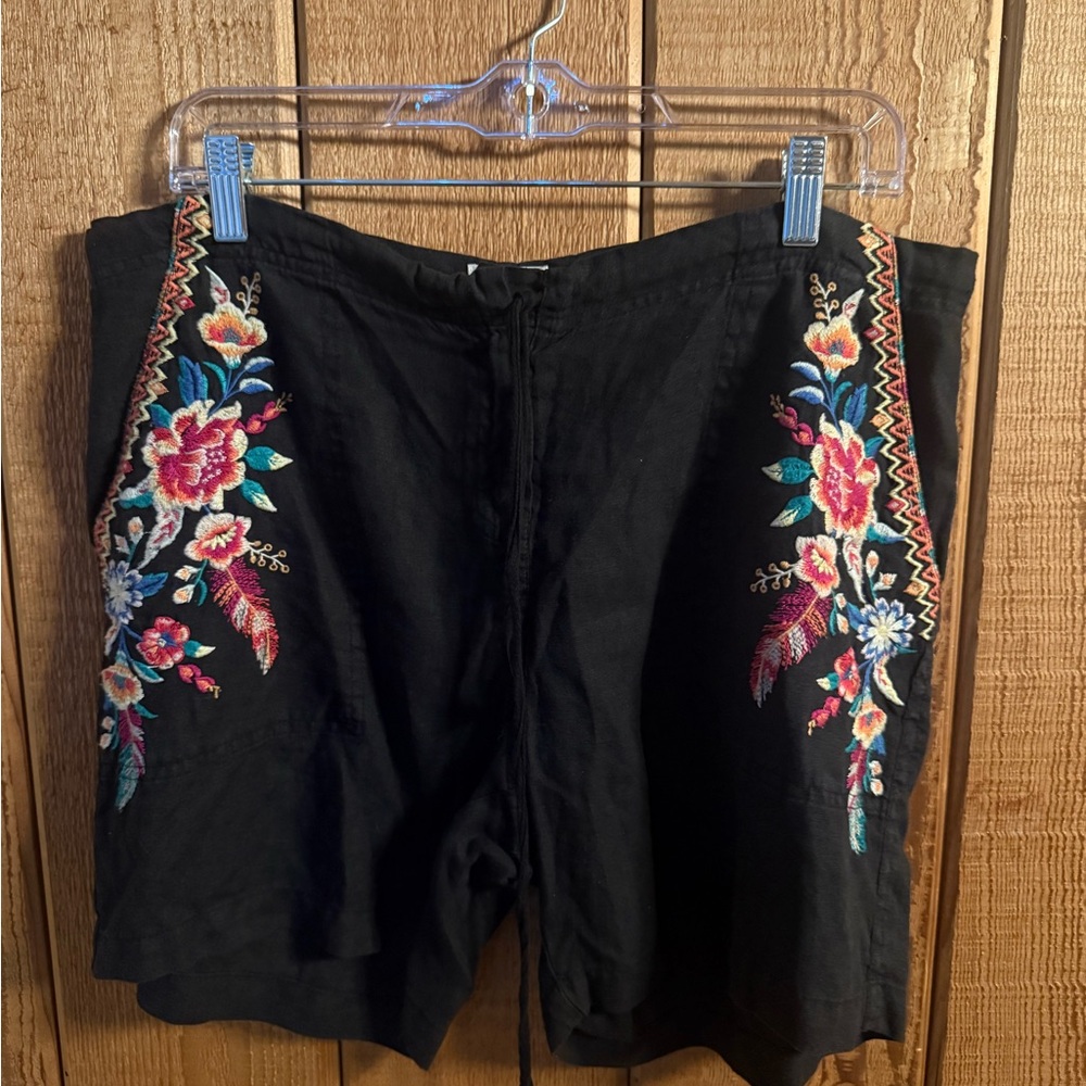 Johnny Was Black Linen Imani
Patch Pocket Embroidered Shorts Medium